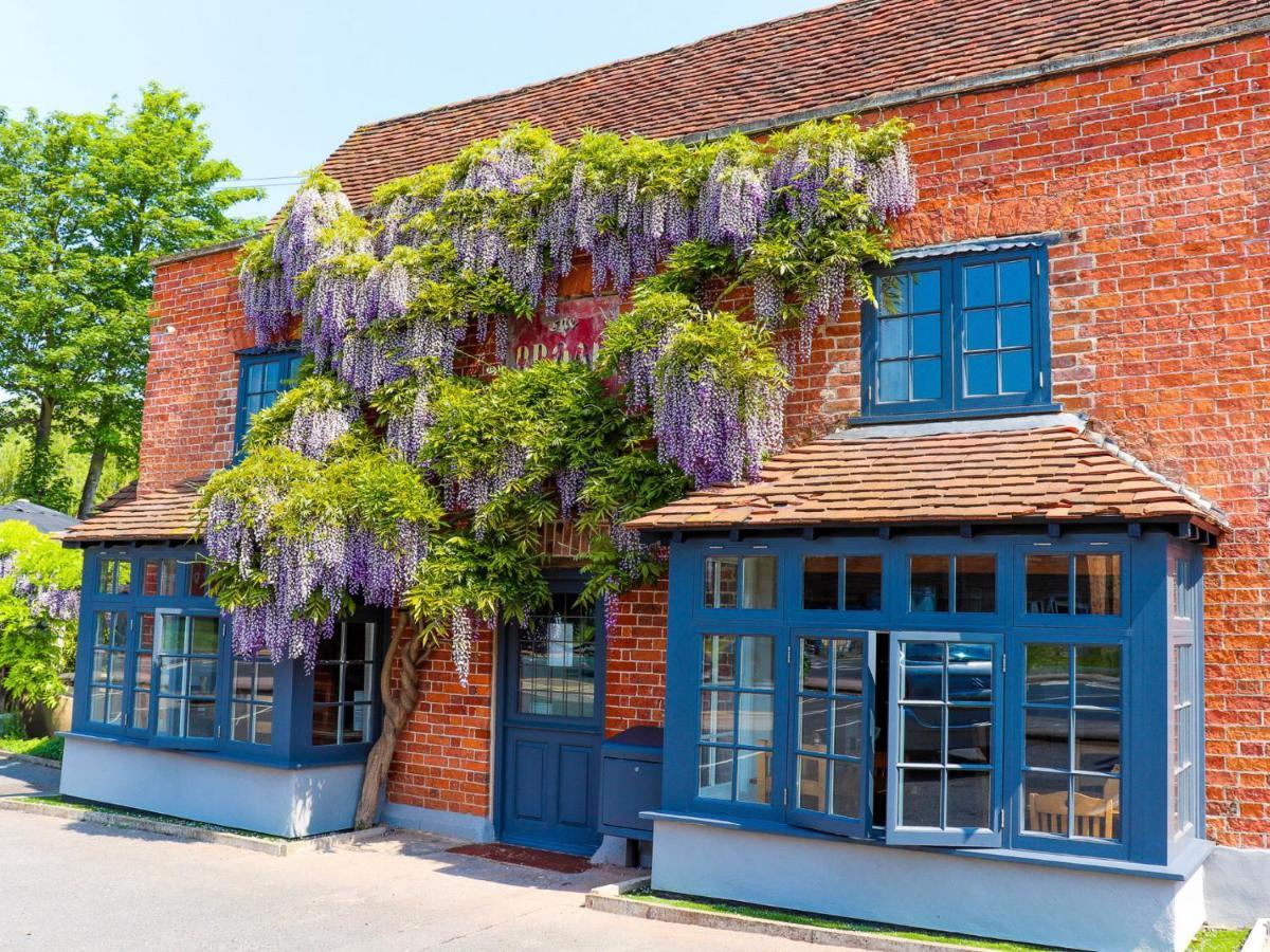 The Broad Leys Bed & Breakfast Aylesbury  Exterior photo