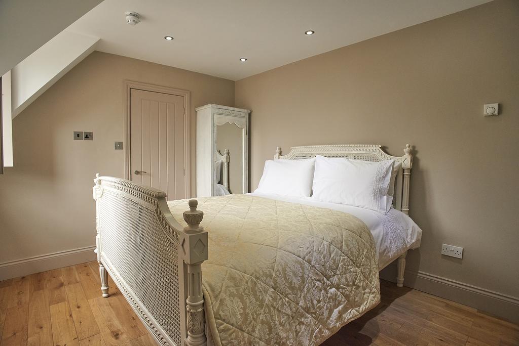 The Broad Leys Bed & Breakfast Aylesbury  Exterior photo