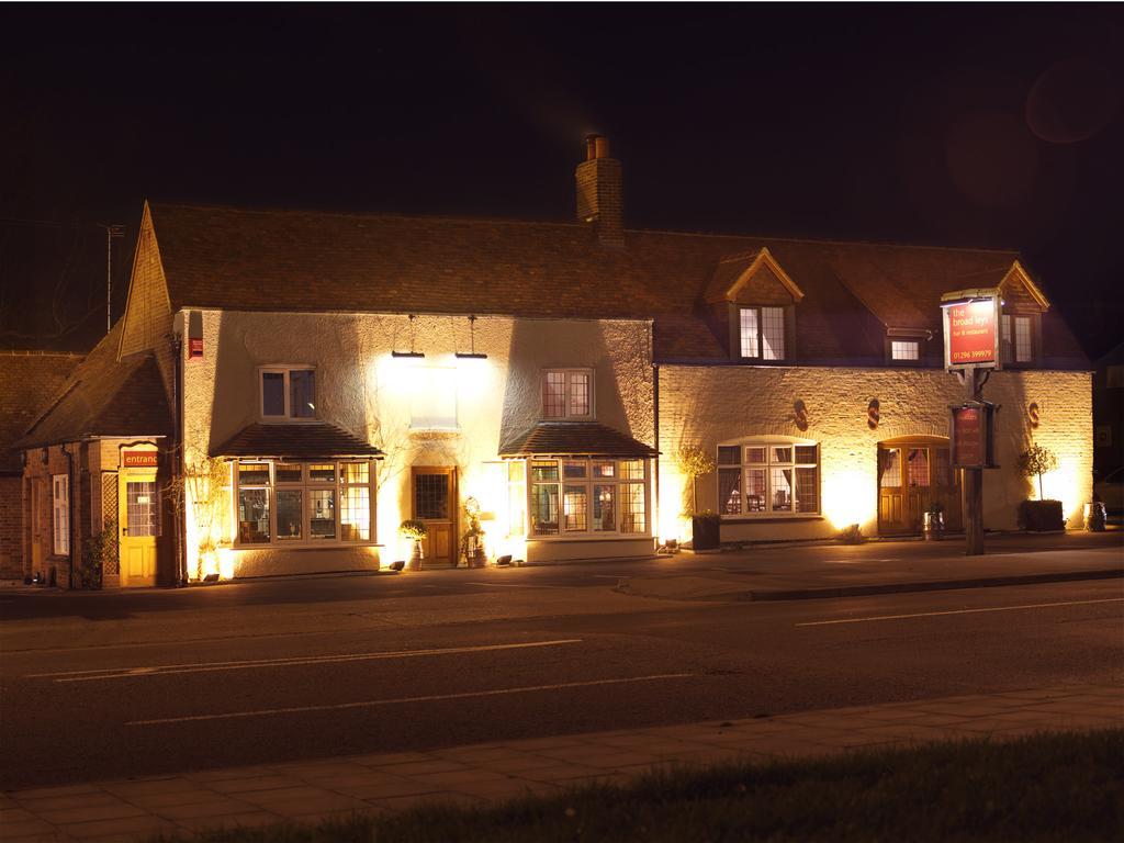 The Broad Leys Bed & Breakfast Aylesbury  Exterior photo
